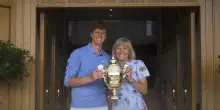 Sinner riconsegna il trofeo di Wimbledon. VIDEO