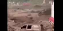 Alluvione tra Nepal e Tibet, la furia di acqua, fango e detriti