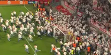 Friburgo, prima finale europea: i tifosi invadono il campo
