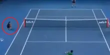 Nole, che rischio: pallata sfiora il raccattapalle. VIDEO