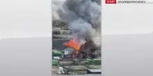 Londra, incendio in un magazzino: densa colonna di fumo