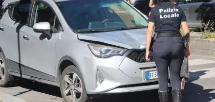 Milano, due coniugi travolti sulle strisce pedonali: morto il marito