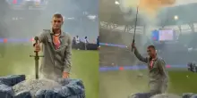 Cobolli show a Cincinnati: estrae la spada nella roccia. VIDEO