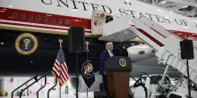Usa, Donald Trump visita l&rsquo;Air Force One regalato dal Qatar
