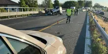 Incidenti, auto si ribalta in A14: morta donna, grave figlio neonato