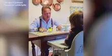 Lollobrigida spiega cos'&egrave; il latte italiano a un bambino