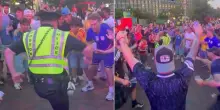 Il poliziotto ferma i tifosi ai Mondiali, ma non per un controllo: show inatteso e delirio