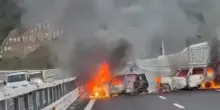 Assalto a portavalori in Calabria, auto in fiamme in autostrada. VIDEO
