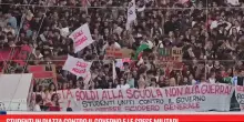 Studenti in piazza contro il governo e le spese militari