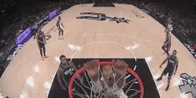 NBA, fa tutto Wemby: stoppa, se la alza da solo e schiaccia