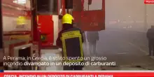 Grecia, incendio in un deposito di carburanti a Perama