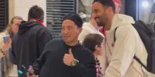 Il Milan accolto dai tifosi all'arrivo nell'albergo di Perth