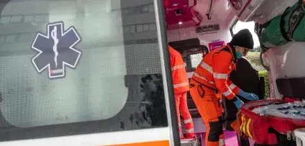 Auto investe un pedone a Roma, morto 18enne