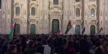 Flotilla, bandiere palestinesi in Piazza Duomo a Milano