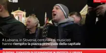 Slovenia, suonatori di fisarmoniche in protesta a Lubiana