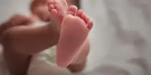Caserta, finge di trovare beb&egrave; ma il padre &egrave; lui: 19enne denunciato