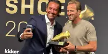 Kane vince la Scarpa d'Oro e poi... il selfie con Luca Toni