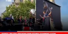 I tifosi del PSG durante la parata sugli Champs-Élysées