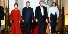 Trump-Xi, look di Melania omaggia la Cina. Peng Liyuan in rosso fuoco