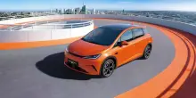 BYD Dolphin G DM-i, la compatta ibrida plug in da 1000 km