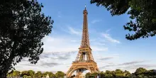 Parigi, uomo scala Torre Eiffel e appende bandiera Usa: arrestato