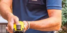 Mantova, ai vigili le pistole-lazo che avvolgono e immobilizzano