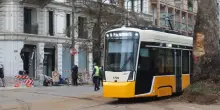 Tram deragliato a Milano, circolazione ripresa e fiori per le vittime