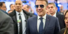 Davos 2026, perch&eacute; Macron ha parlato con gli occhiali da sole