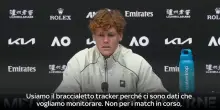 Sinner spiega a cosa gli serve il braccialetto tracker
