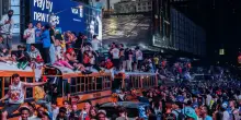 I Knicks vincono il titolo dopo 53 anni e New York impazzisce: i festeggiamenti LIVE