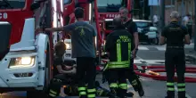 Incendio in un palazzo a Milano, due morti. FOTO