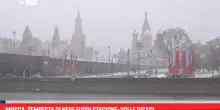 Mosca, tempesta di neve fuori stagione: voli e disagi