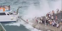 Positano, traghetto non riesce ad attraccare per il mare agitato