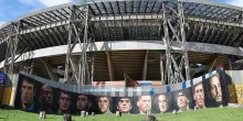 Napoli, inaugurato il murales allo stadio Maradona per celebrare 100 anni