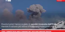 Etna, turisti scalano le pendici del vulcano mentre erutta