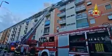 Incendio in un palazzo a Milano, due morti