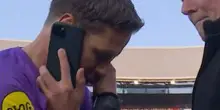 Coppa d'Olanda, l'arbitro risponde al telefono in campo: il motivo