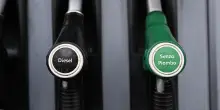 Prezzi, benzina gi&ugrave; ma diesel resta alto. Cosa sta succedendo
