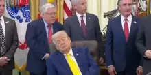 Virale video di 'Sleepy Trump' che si addormenta nello Studio Ovale