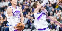 Markkanen esalta Utah: la schiacciata con 'windmill' in contropiede. VIDEO