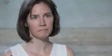 Amanda Knox torna a Perugia: la foto davanti al Tribunale
