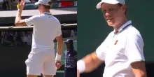 VIDEO. Sinner cuore d'oro, ferma il servizio a Wimbledon per salutare una bimba