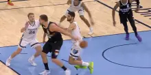 NBA, irreale Jokic: tripla dal logo e assist no-look