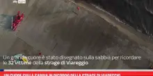 Un cuore sulla sabbia in ricordo della strage di Viareggio