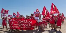 Rimini, corteo di protesta dei bagnini sulla spiaggia. FOTO