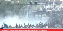 Indonesia, scontri tra polizia e manifestanti: un morto