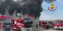 Vicenza, incendio in un'azienda: esplosioni e fumo nero