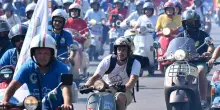 Roma, sfilata per gli 80 anni della Vespa. In 25mila da 67 Paesi