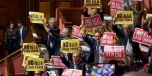 Legge elettorale, cartelli di protesta dell'opposizione al Senato