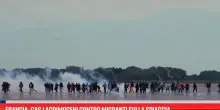 Francia, gas lacrimogeni contro migranti sulla spiaggia